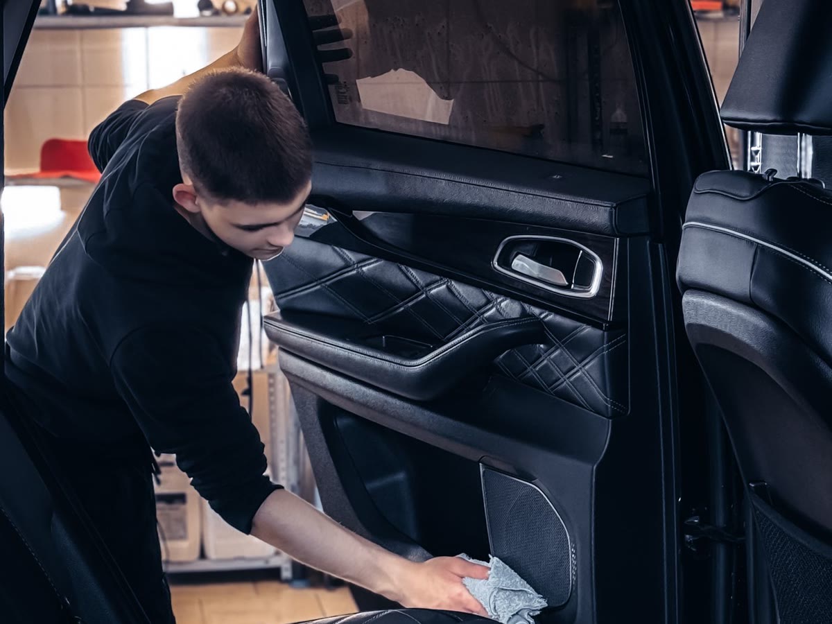 Specialist care curăță în profunzime interiorul unui automobil